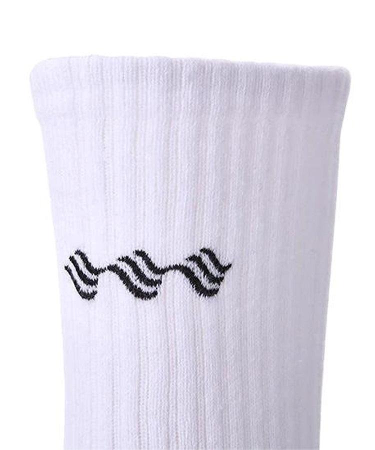 Primer plano de calcetín deportivo WaveWear blanco, detalle del logo de onda bordado en el puño acanalado