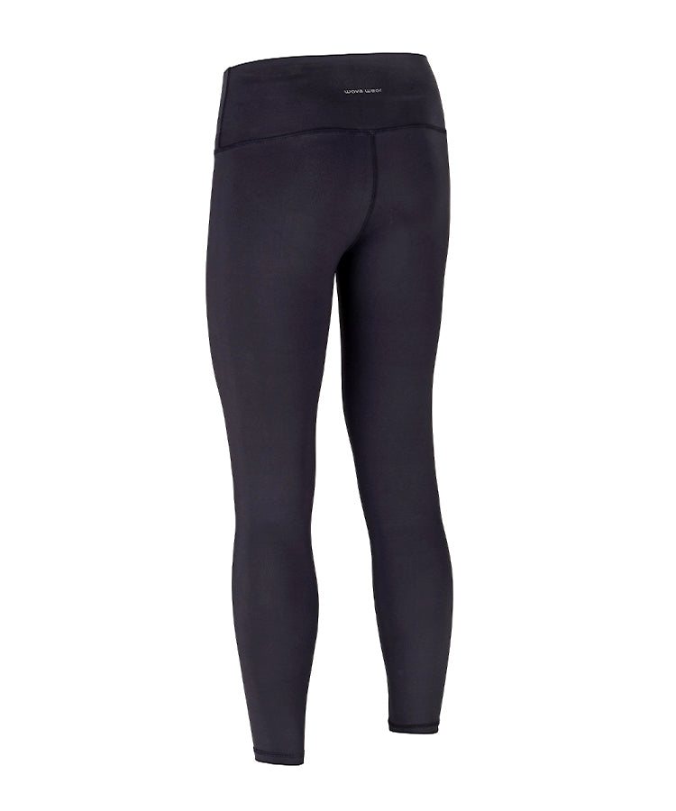 Legging de compression Zen Workout Y1, vue à plat de dos en noir, avec le logo wave wear sur la ceinture, un design longueur complète et un tissu extensible dans 4 directions