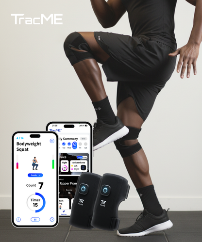 自重スクワットをするアスリートの膝サポーター、スマホアプリのインターフェースとBluetoothトラッキングデバイスを見せるTracMEロワーボディトラッキングAIワークアウトキット