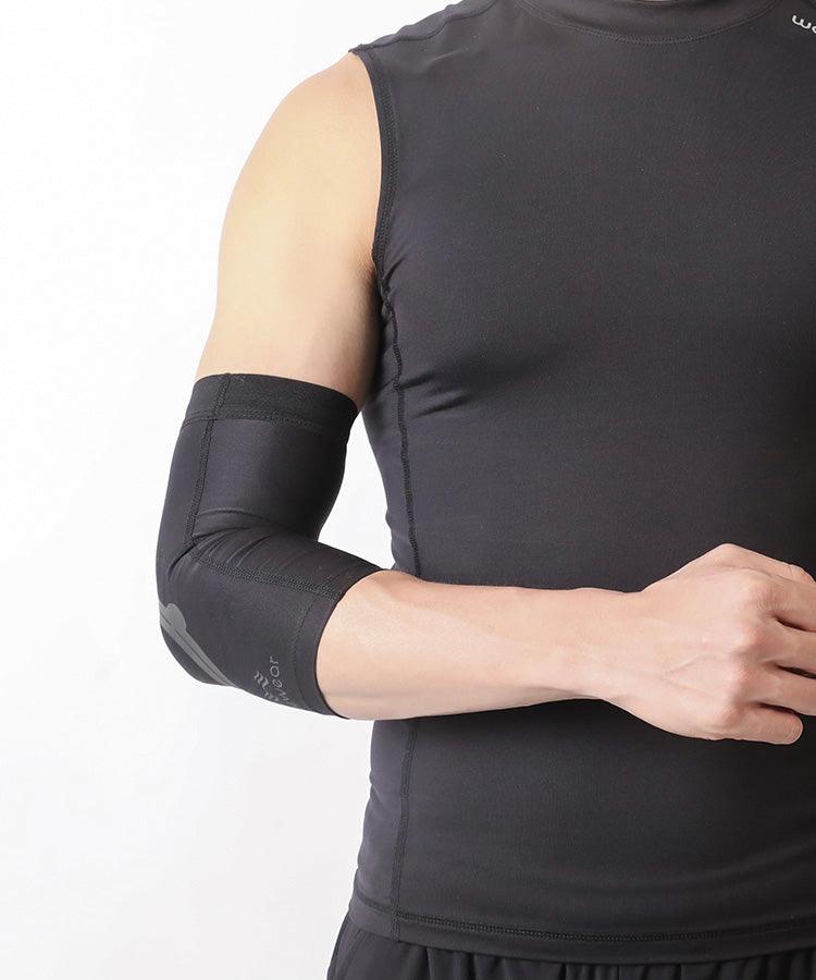 Schwarze E2 Ellenbogenbandage am ausgestreckten Arm mit vollständiger Ellenbogenabdeckung, Vorderansicht