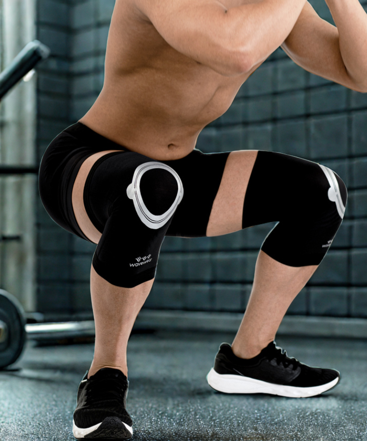 Schwarze K2 Kniebandagen an beiden Knien bei der Langhantel-Kniebeuge im Fitnessstudio