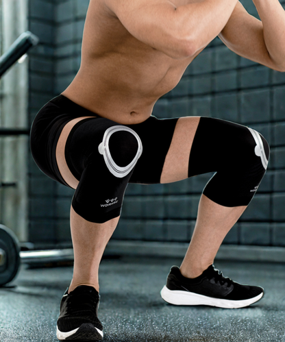 Schwarze K2 Kniebandagen an beiden Knien bei der Langhantel-Kniebeuge im Fitnessstudio