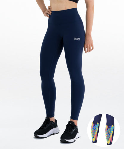 ハイウエストフィットとカラフルなふくらはぎキネシオロジーテーピングゾーンの商品インセット画像を見せるネイビーブルーのWaveWear Y10ふくらはぎセラピーテープ着圧レギンスを着たモデルの正面図